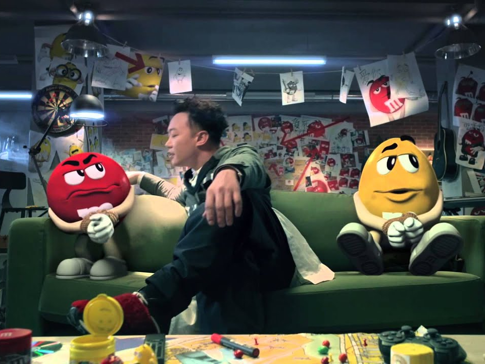 左：M&M’s 角色在與真人明星互動中展現角色性格。（圖截自 M&M’s 廣告） 右：熊本熊個性鮮明，就像鄰家調皮的小男生。（圖片來源：kumamon 推特）