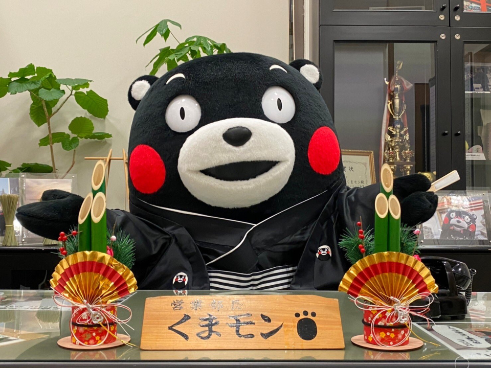 左：M&M’s 角色在與真人明星互動中展現角色性格。（圖截自 M&M’s 廣告） 右：熊本熊個性鮮明，就像鄰家調皮的小男生。（圖片來源：kumamon 推特）