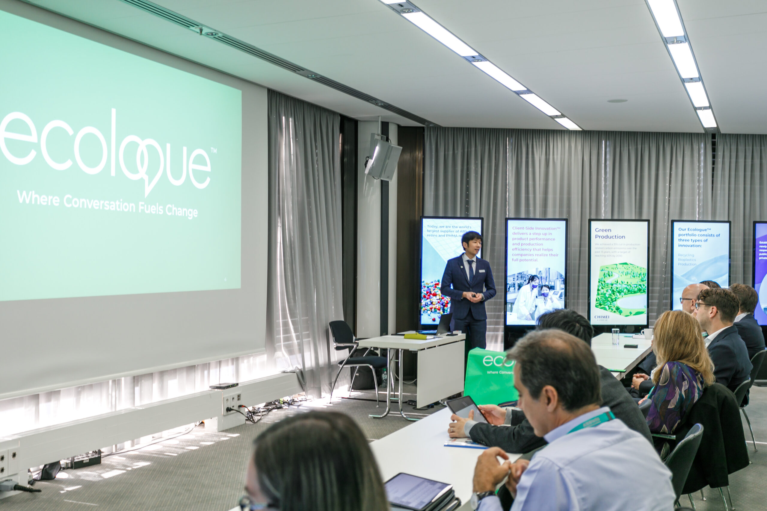 奇美於德國 K-Fair 展會發布 Ecologue™ 產品組合；並於新加坡、曼谷舉辦研討會，與客戶及合作夥伴侃侃對談，自信展現近期發展。（圖片來源：奇美實業）