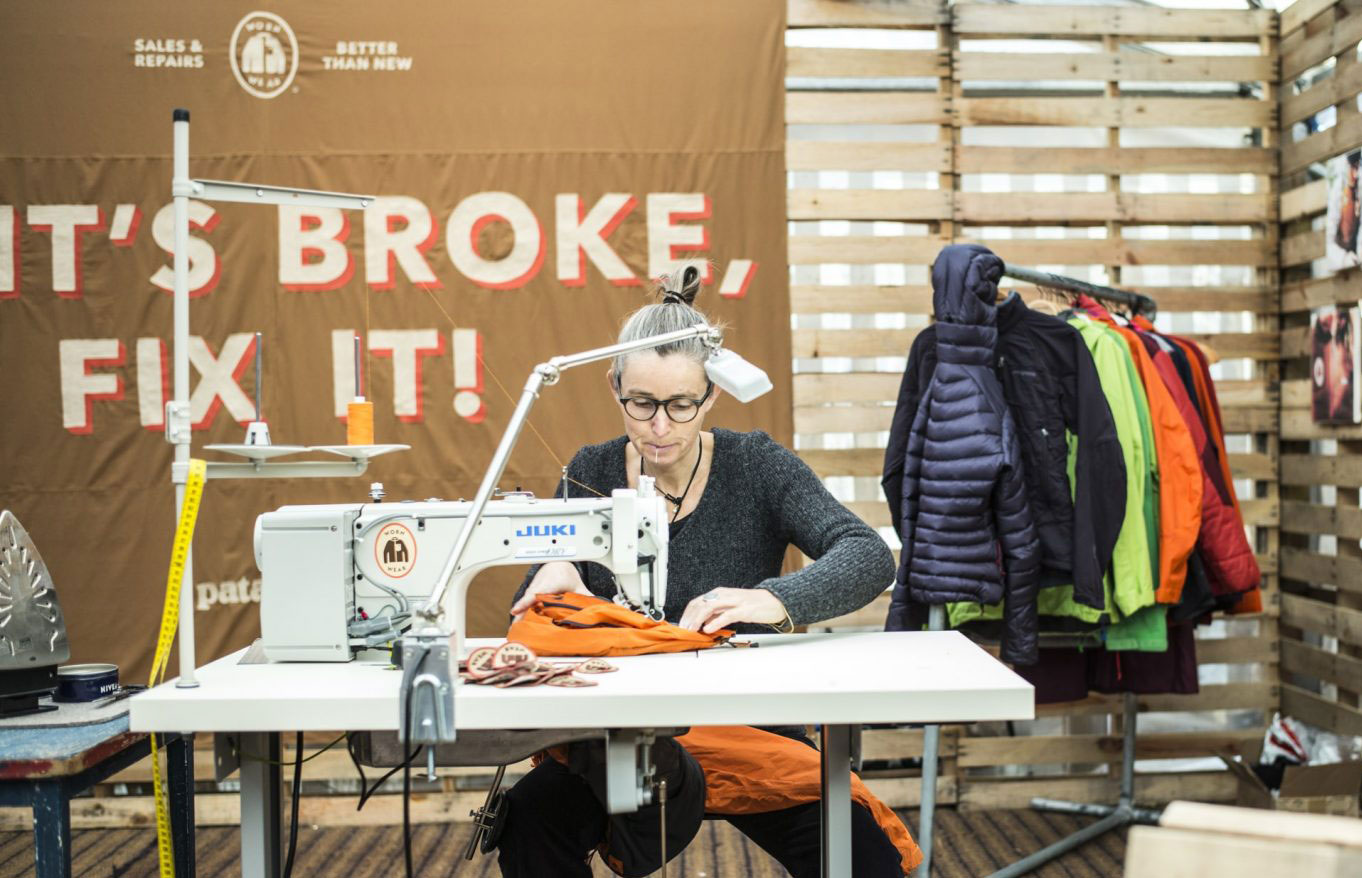 Patagonia 長期提供維修服務、鼓勵回收二手衣物，讓舊衣物恢復面料質感後重新在 Patagonia 網站上販售。（圖片來源：Fast Company）